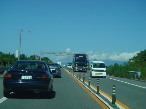 無料化実験で交通量増大した山形道大型車が目立ちます