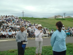 昨年度優勝者による選手宣誓を受ける和嶋衆議院議員