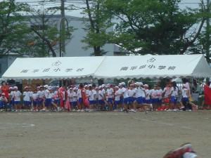 6年生が先頭になって応援合戦も元気一杯