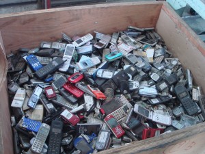 リサイクルされる携帯電話の山