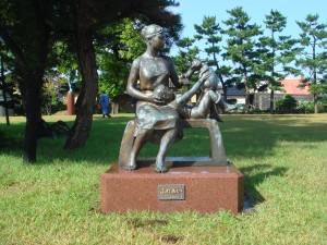 平田地域で石黒光二先生のブロンズ像作品清掃