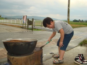 最年少のしゅんちゃんが雨を逃れた鍋の火をチェック