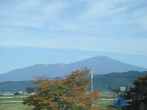 総合支所の2階から秋の鳥海山が見事でした