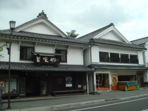 白壁と銀瓦の町並みが美しい杵築市のメインストリート