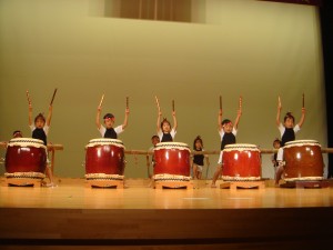 楢橋保育園児元気に見事な太鼓演奏披露