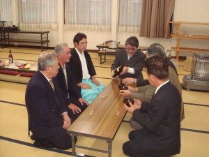 伊勢講例会恒例の頭渡し(当番引継)の盃ごと