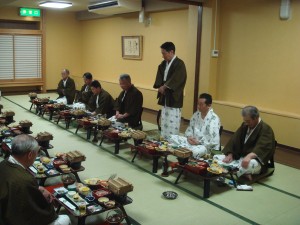 宿泊の旅館での夕食懇親会では乾杯の発声