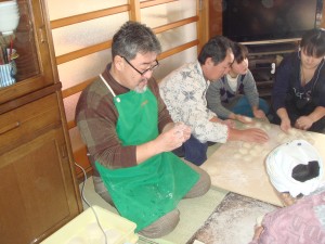 恒例の餅つき、私は鏡餅や飾り餅担当です