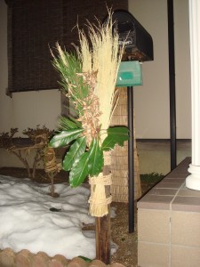我が家の門松飾り藁・豆殻・若松・ユズリハです