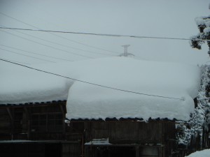 高齢者の二人暮しで倉の屋根の雪下ろしが出来ないと訴えられました、このままでは相当危険です