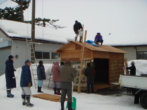 塞道小屋間もなく完成です。大人が喜ばなければ子供は喜びません