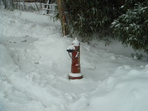 連日の豪雪にも関わらず地元の消防団員により消火栓は準備完了です