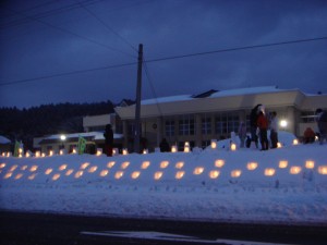 地見興屋小学校で雪灯篭祭り、幻想的な明かりに心癒されました