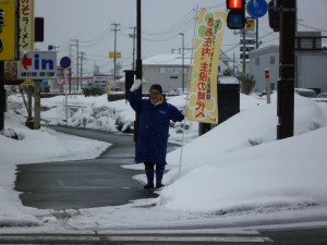 しまむら交差点に今日も元気に辻立ち