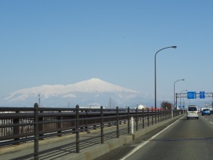 空の青さと鳥海山が余りに綺麗で車窓からパチリ