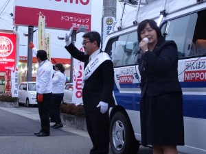 夕方薄暗い中ゆたかCOOP前にて街頭演説