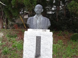 遊佐町上蕨岡「太田俊賢翁」の遺徳を讃える胸像