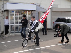 東日本大震災で自粛モードの自転車街宣に出発