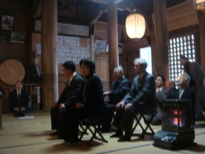 張りつめた早朝の空気の中、地元飛鳥神社にて必勝祈願