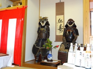 歴史深い松山、神宿に飾られた鎧兜