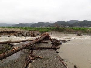 夜明け方の大雨で中野俣川堰堤崩壊