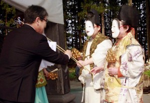 「道告の舞」終了後、神主さんから「頑張って県民のために働いて下さい」と梵天拝受しました