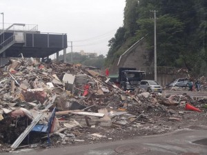 街中瓦礫の山◆被災民の心が未来に向うためにはまずこの瓦礫を一日でも早く撤去することが政治の仕事のはず