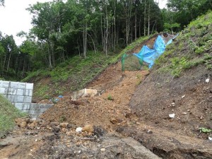 田沢地区のお寺さん裏山の砂防ダム建設県工事現場で土砂崩れ