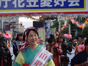 吉村美栄子山形県知事も元気に花笠パレード参加