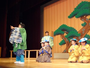 山形県市町村教育委員大会歓迎行事で松山小狂言クラブ