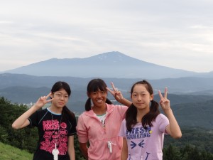 近くの外山山頂から鳥海山を眺めてピース