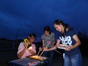 夕闇の中楽しくみんなでﾊﾞｰﾍﾞｰｷｭｰﾊﾟｰﾃｨ