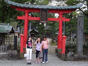 早朝東京の娘たちと、飛鳥神社に安全を祈願