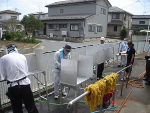 午後は物置で津波に浸かった選挙用記載台の水洗いです