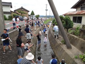 「水の旅事業」用水路で魚つかみ大会に大歓声の子供たち