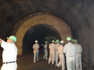 6㎞を超える完成間近の温海トンネル内、本道の脇には緊急用側道があります