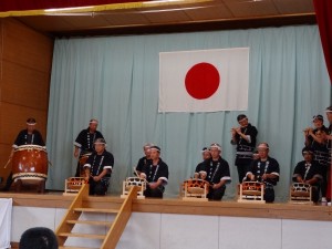 ロータリークラブの皆さんがお祝いの太鼓を披露