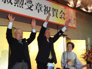 大場昇氏の益々のご活躍をご祈念して時田遊佐町長発声の万歳三唱