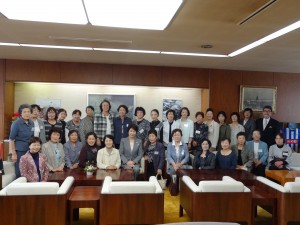 酒田飽海更生保護女性会の皆様方30名が吉村県知事表敬訪問