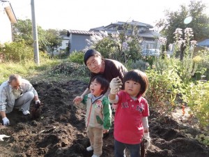 お袋殿もひ孫達と薩摩芋ほりを楽しみました