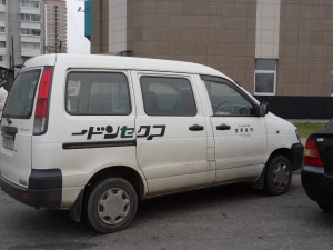 日本より日本車が走っているハバロフスク、この車は長岡市福泉堂の看板そのままで走っていました