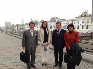 現地ガイドさん、添乗員佐藤さん、八巻さん、後ろはシベリア鉄道最終駅ウラジオストク駅です