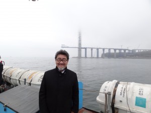 船でウラジオストク港を視察させて頂きました。後ろは来年行なわれる予定のエイペックのために工事が進む完成すると世界一の吊橋とか、本当に出来るのでしょうか？