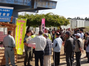 快晴の外では東根市企業協議会の皆様が芋煮とフフランスでおもてなし