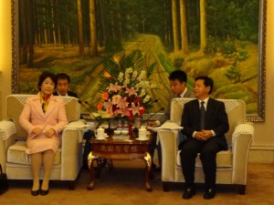 王黒龍江省長から熱烈歓迎を受ける吉村県知事