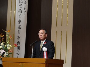 主催者挨拶を述べる榎本鶴岡市長