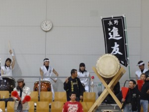 長野県岡谷市から地元チーム進友会応援に駆けつけた太鼓集団、迫力の鼓動