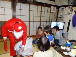 サンタクロース登場に子供たち大喜び、大騒ぎ！