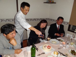 和嶋代議士へ阿部シェフからクリスマスケーキのプレゼント