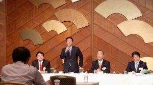 財政小委員会にて挨拶する樽床幹事長代行